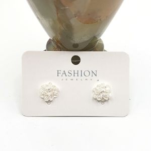 NEW White Flower Shaped Stud Earrings